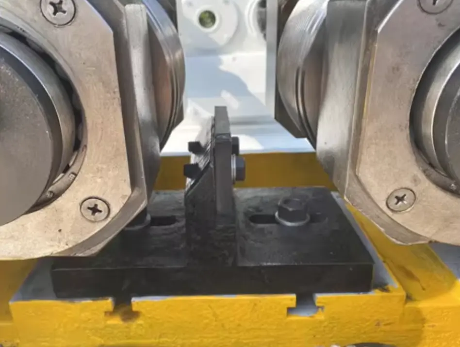 the material of baffle plate is alloy material wear-resistant