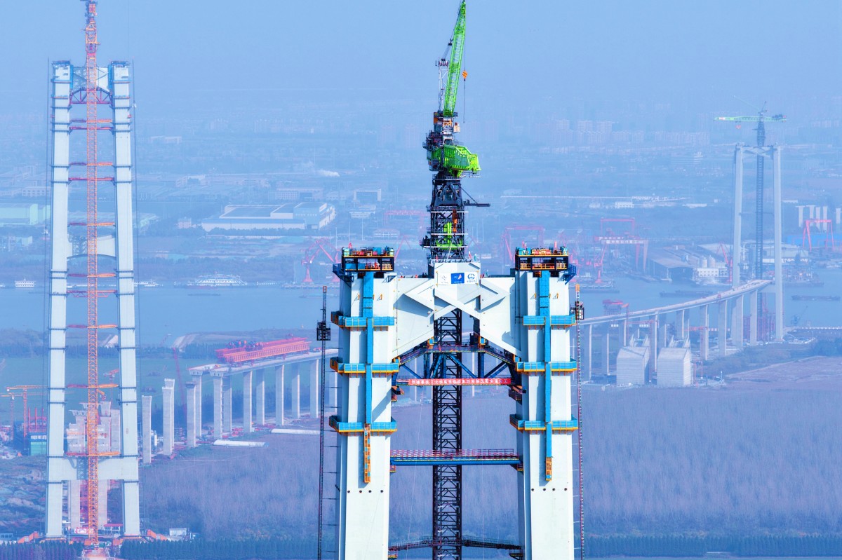 Zhangjinggao Yangtze River Bridge South Channel Bridge Twin Main Towers Topped Out